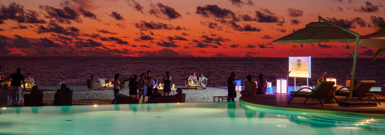Baglioni Resort Maldives aperitivo pool bar
