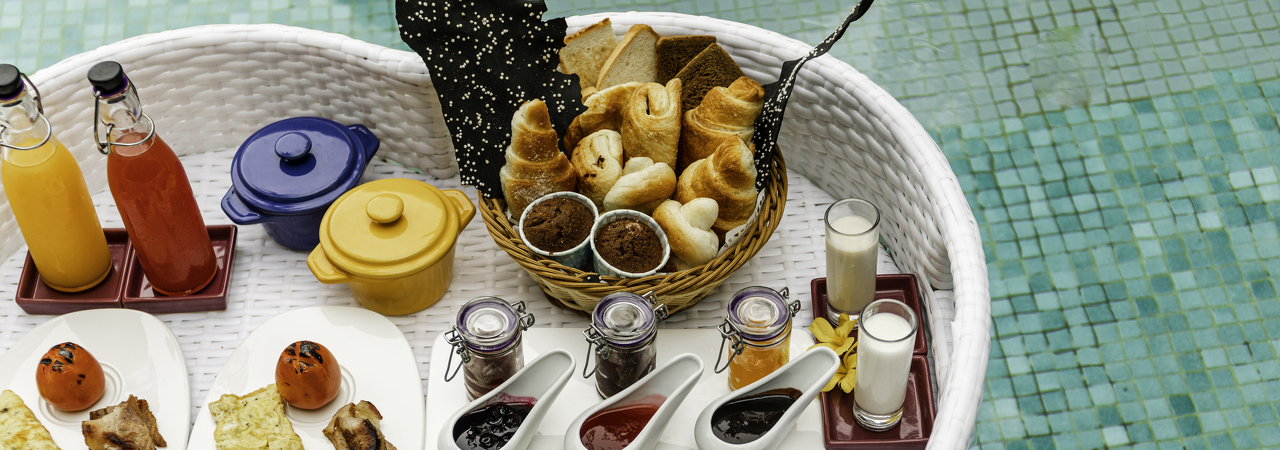Cinnamon Dhonveli floating breakfast