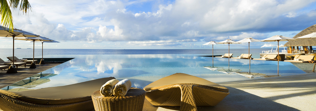 Huvafenfushi Infinity Pool