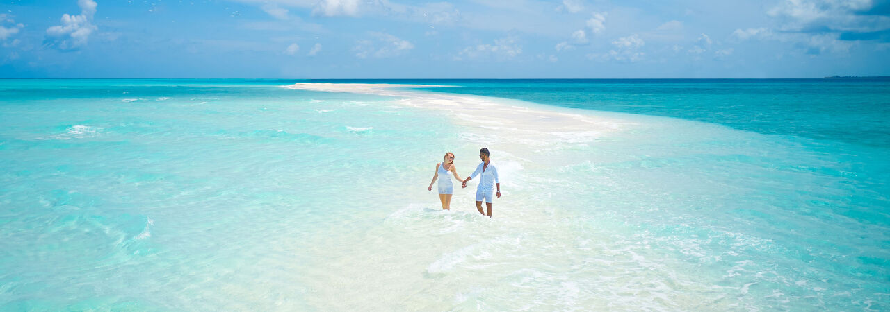Jawakara resort Maldives sandbank lagoon couple