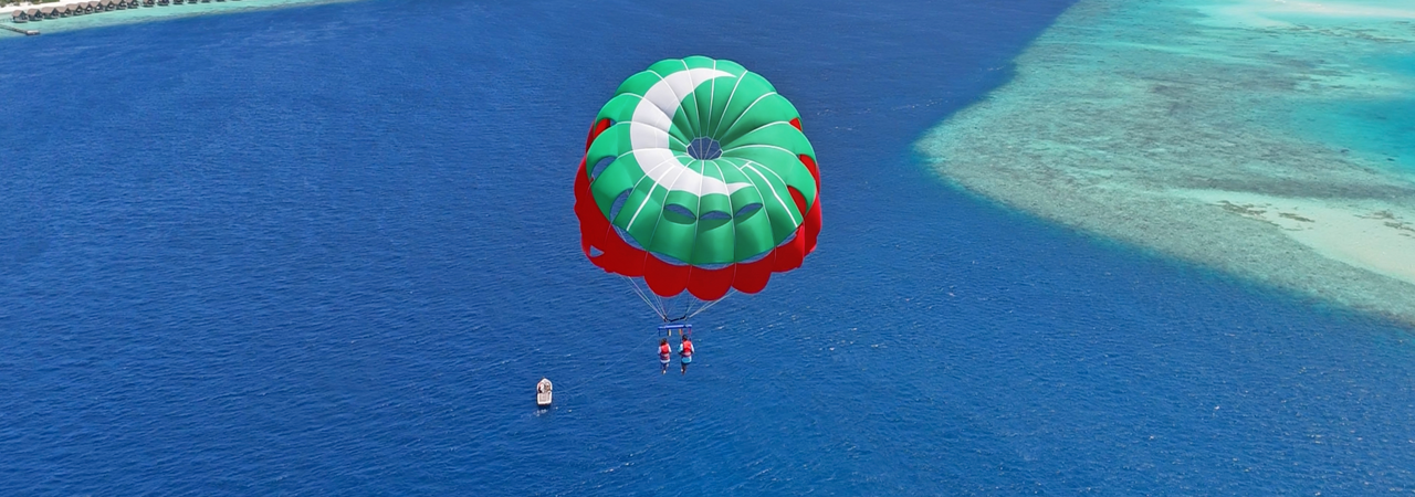 Holiday Inn Kandooma parasailing