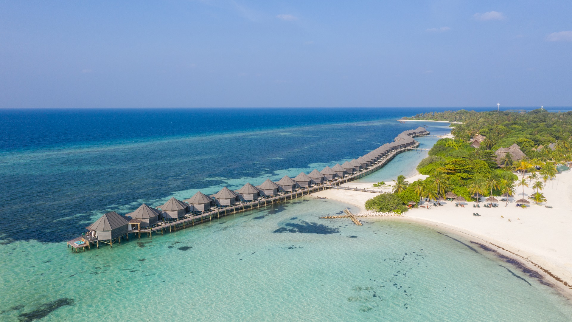 Мальдивы в мае отзывы. Куреду Мальдивы. Kuredu Island Resort 4. Kuredu Resort Maldives. Отели на Мальдивах с гольф полями.