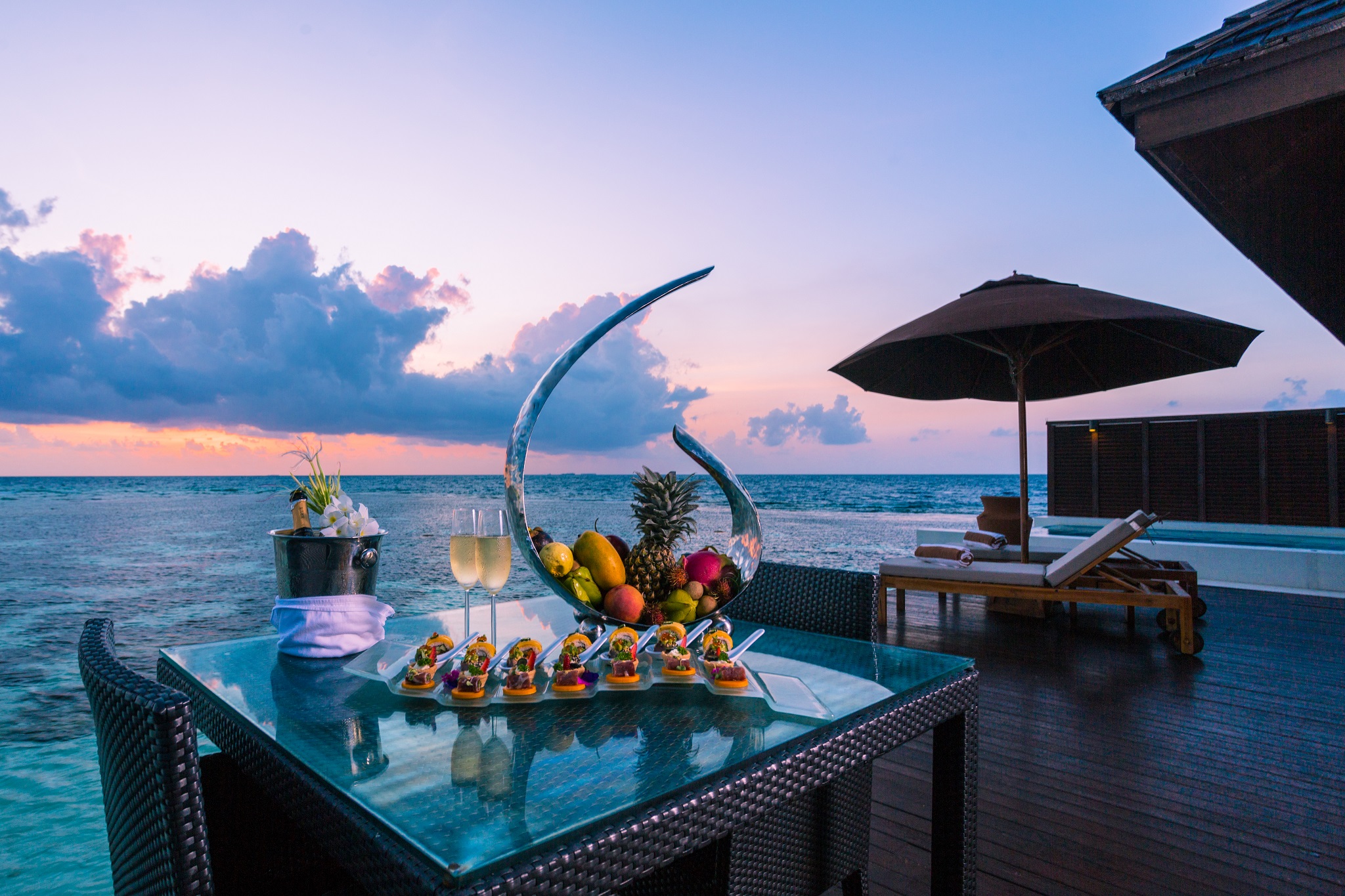 Luxury moon. Lily Beach Resort & Spa Huvahendhoo 5*. Lily Beach Resort & Spa Beach Villa. Мальдивы Ватер вилла.