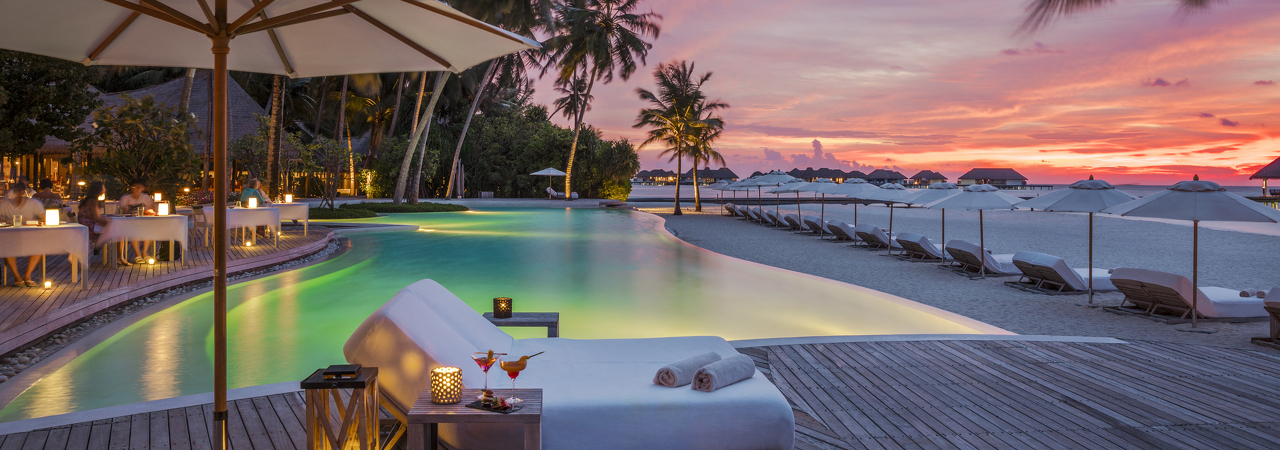 COMO Maalifushi pool sunset