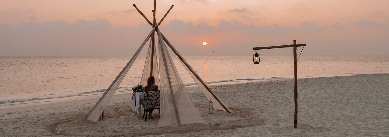 Malahini Kuda Bandos private beach dinner