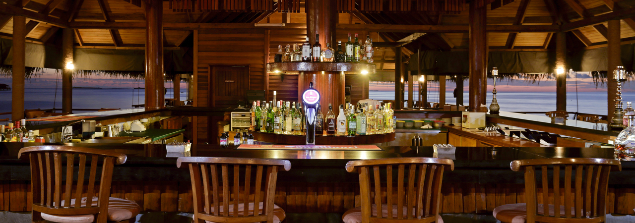 Medhufushi resort Maldives bar
