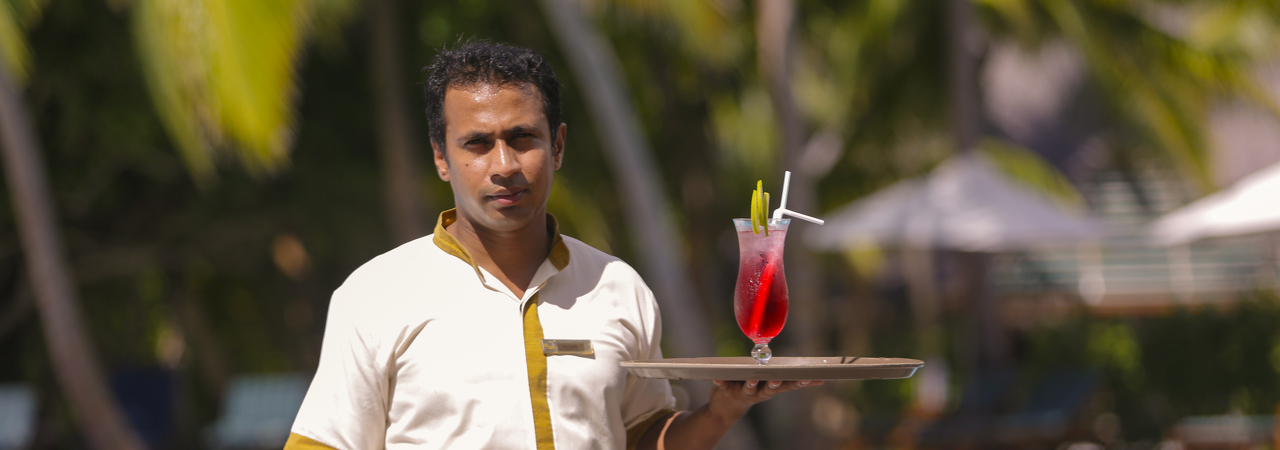 Medhufushi resort Maldives pool bar cocktails