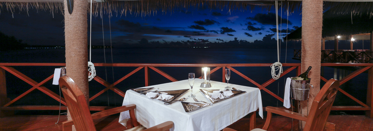 Medhufushi resort Maldives restaurant seating
