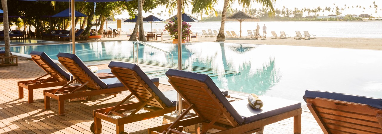 The Sun Siyam Olhuveli resort Maldives sunrise pool bar