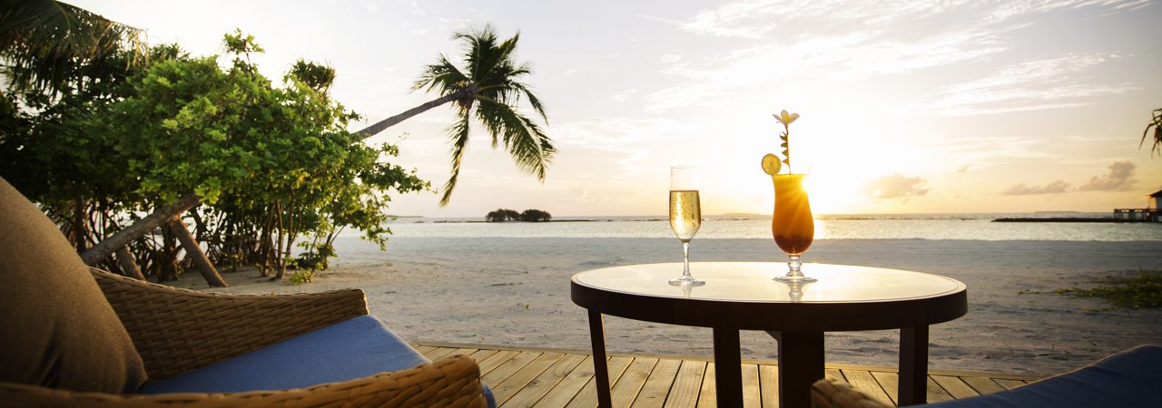Robinson Club Noonu Maldives resort pool bar