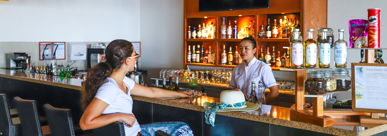 Vilamendhoo island resort maldives bonthi bar 1